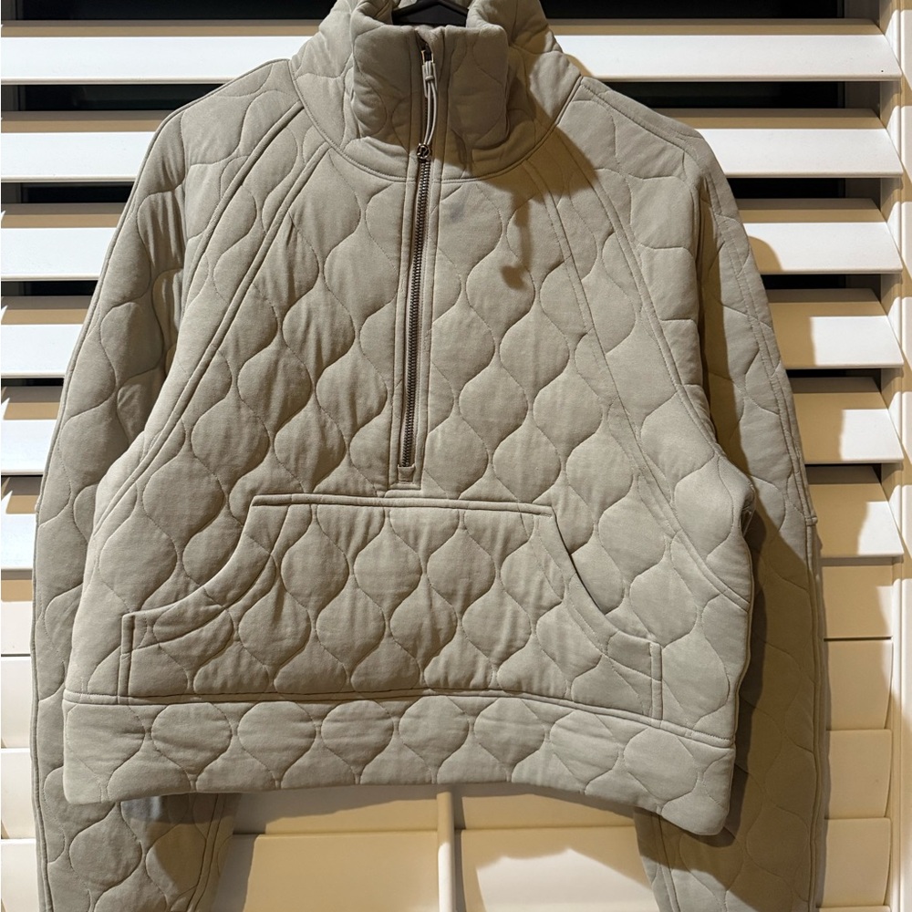 Lululemon Athletica Gray Puffer Jacket with Quilted Design